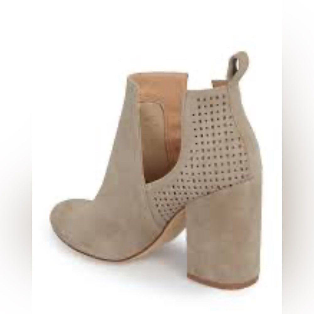 Steve Madden nomad bootie in taupe suede.